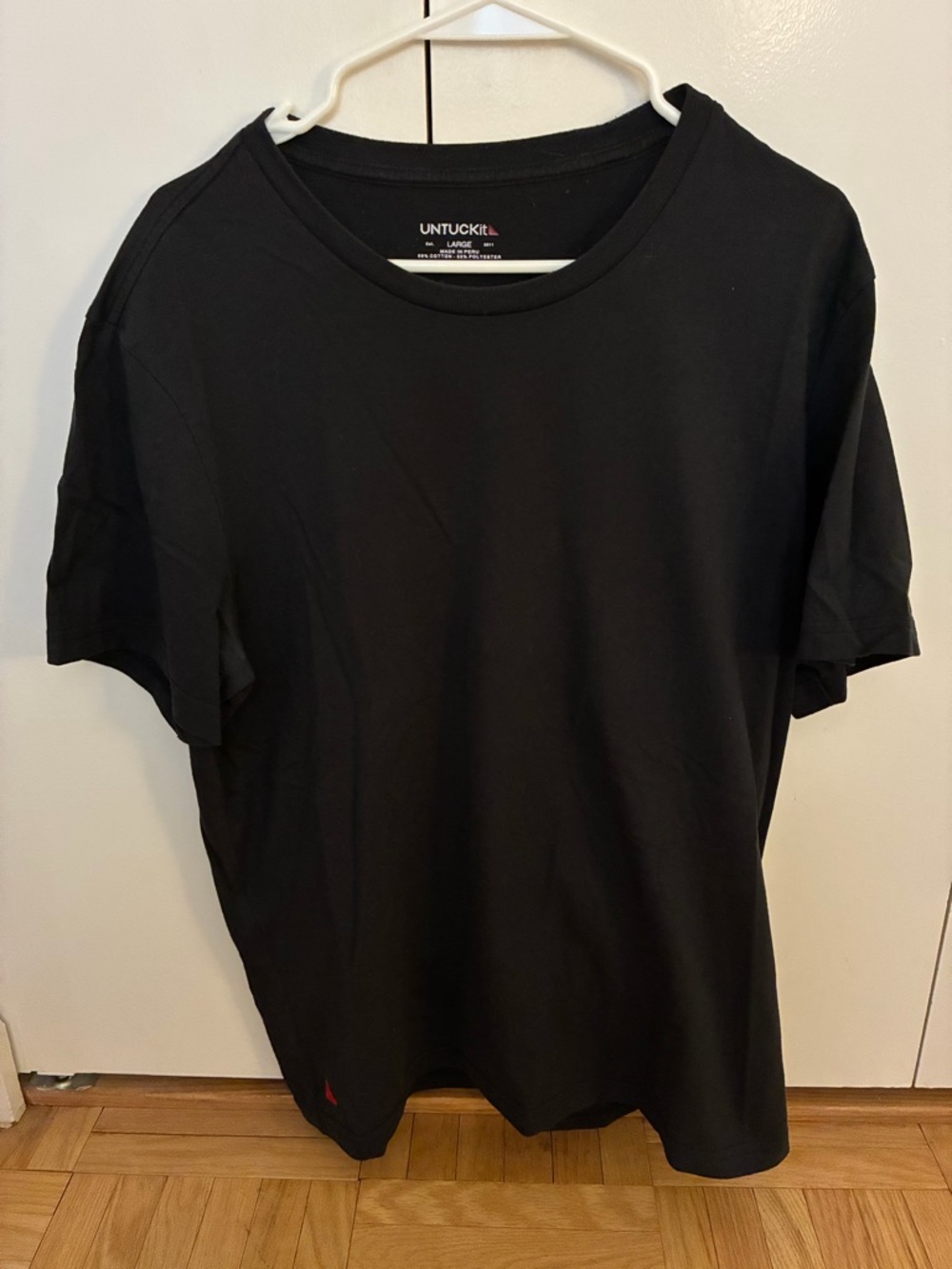 2 UNTUCKit Short Sleeve Crew Tee in Charcoal and Black - Picture 6 of 9